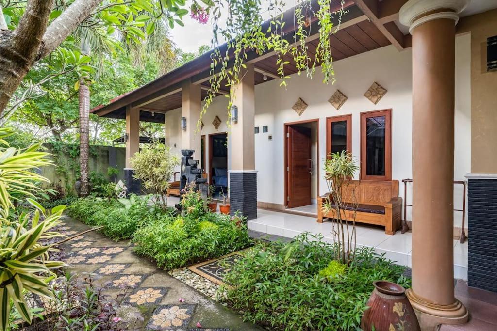 Villa Kenanga In Meninting By The Beach Mataram Zewnętrze zdjęcie